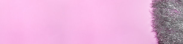 旗帜银色闪亮明亮的花环上粉红色的背景在右边。节日贺卡和圣诞节模板概念与复制空间。图片下载