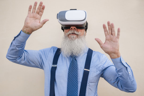 快乐的高级潮人使用3d虚拟现实耳机-专注于虚拟现实眼镜图片下载