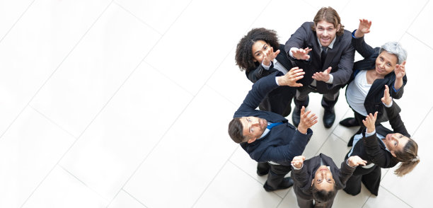 成功商业人士击掌庆祝图片下载