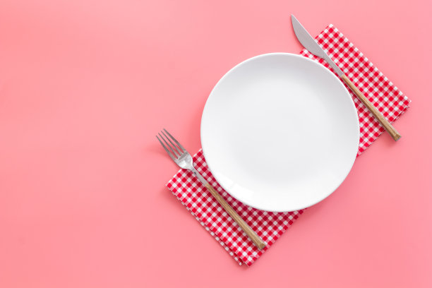 桌上设置俯瞰-餐盘与餐具和餐巾图片下载