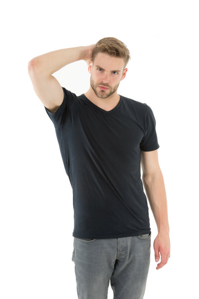 时尚的概念。不剃须的肌肉发达的男人。英俊的男子气概。男性时尚美丽。理发店。穿黑衬衫的家伙。休闲风格。黑色的时尚潮流。男性时尚。性感男人孤立在白色背景下图片下载