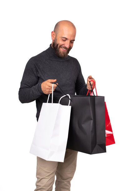 满脸胡须的白人青年满意地看了看购物袋里面。垂直的图像。孤立在白色背景上。图片下载