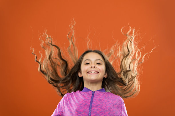 小女孩的孩子。理发师给孩子们。儿童的一天。快乐的小孩的肖像。儿童时尚和运动装。童年的幸福。家庭。长头发的快乐小女孩。我希望图片下载