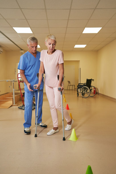 中风病人在医院康复期间的照片图片下载