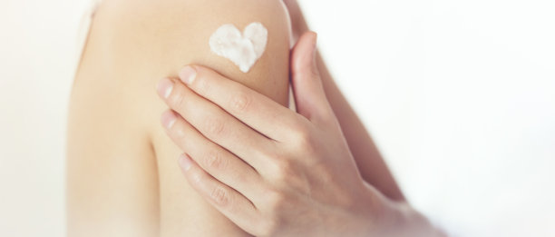 女人温柔地关心她的身体。图片下载