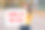 一名妇女微笑着举着一张海报，上面写着“在乌克兰学习”图片下载