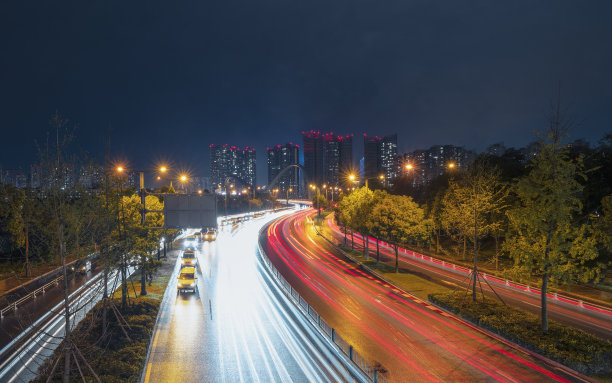 成都繁华地区的城市轨道和现代建筑在夜间拍摄图片下载