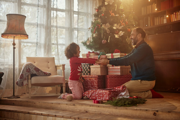 圣诞期间父女之间的亲密时光图片下载