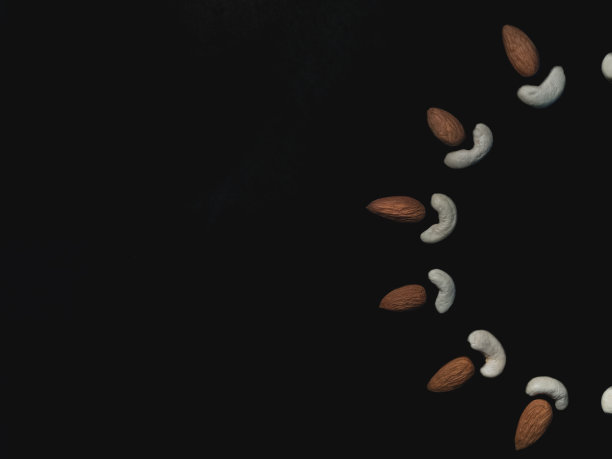 杏仁和腰果在黑暗的心情模式摄影图片下载