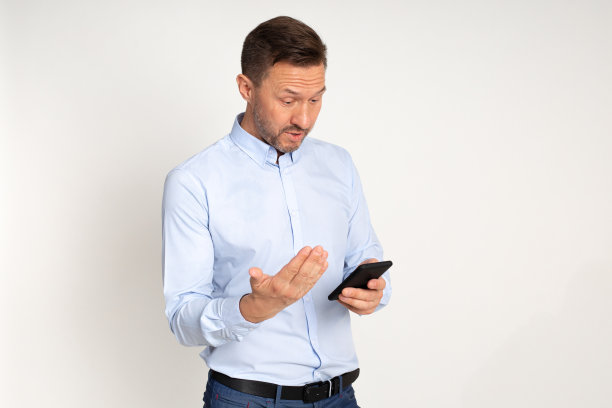 男人用智能手机摄像，视频通话，写博客，在工作室里写真图片下载