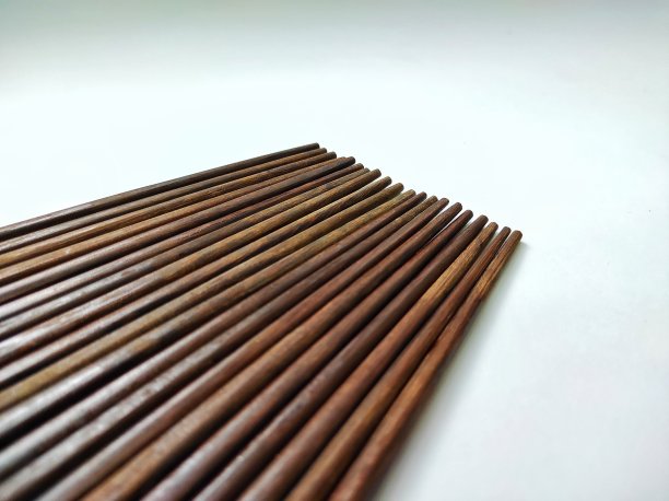 内衬棕色木筷子，白色或灰色背景图片下载