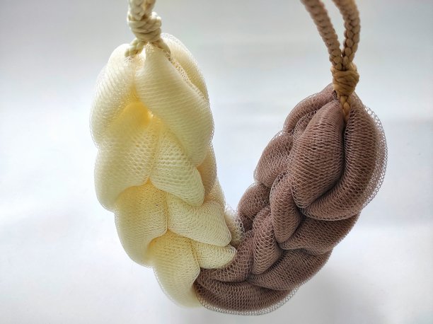 白色或灰色背景下的沐浴海绵的特写照片图片下载