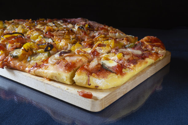 黑色背景上有香肠和奶酪的比萨饼图片下载