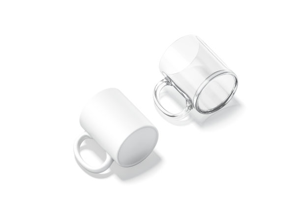 空白陶瓷和玻璃11盎司杯子与把手模型躺图片下载