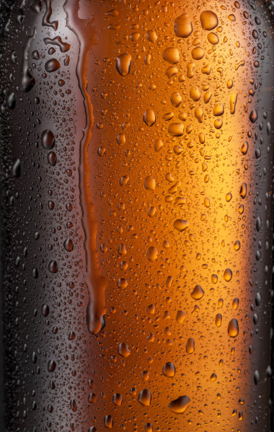雾蒙蒙的啤酒瓶。近距离射杀。图片下载