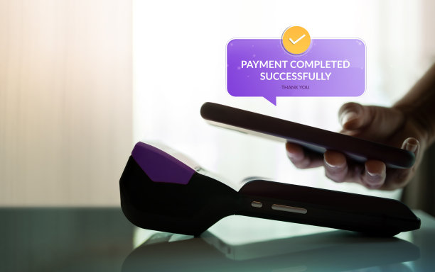 客户通过手机支付。商业概念中的无线、非接触和非接触技术图片下载