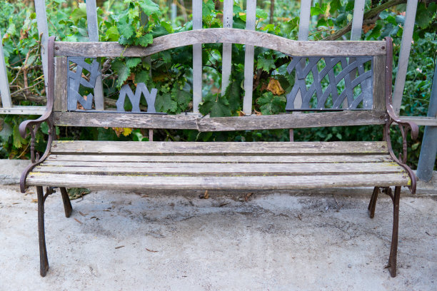 古色古香的长凳，由木头和熟铁制成，在一个老房子的院子里图片下载
