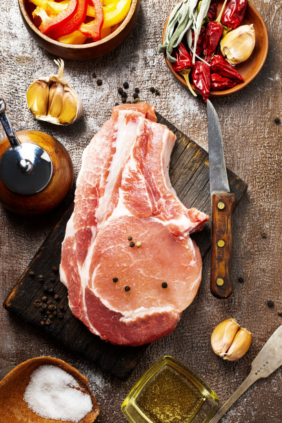 新鲜生肉牛排。带香料的牛排在船上图片下载