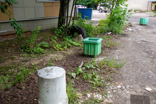 莫斯科被拆毁的汽车修理厂的垃圾图片下载