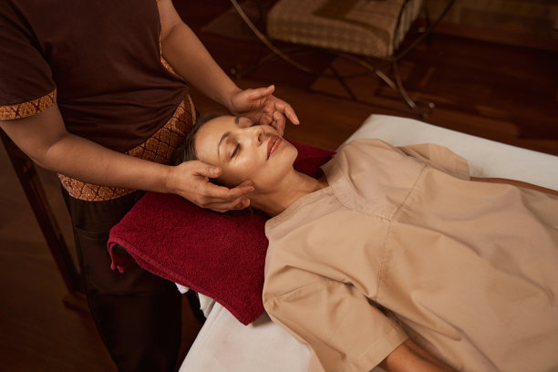 专业按摩师为病人面部按摩穴位图片下载