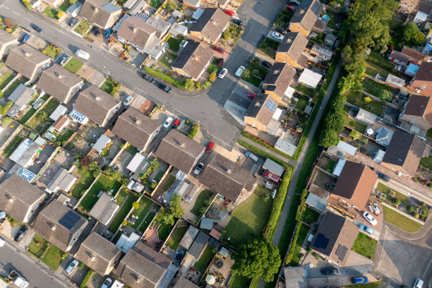 英国约克郡亨廷顿镇的航拍照片，在一个阳光明媚的夏日里，展示了英国住宅小区和镇上一排排半独立式的平房图片下载