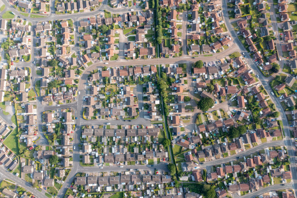 这是无人机拍摄的英国约克郡亨廷顿镇的照片，在一个阳光明媚的夏日里，英国的住宅小区和半独立式的平房图片下载
