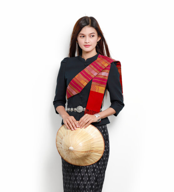 美丽的泰国女孩的肖像在传统服装孤立在白色的背景，土著服装。图片下载