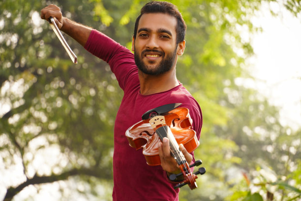 小提琴手形象音乐和音色概念。人类音乐家的形象图片下载