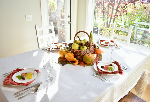 秋天收获的餐桌装饰中心与秋天南瓜，南瓜和苹果图片下载