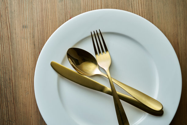 木制餐桌上的厨房餐具和餐盘图片下载