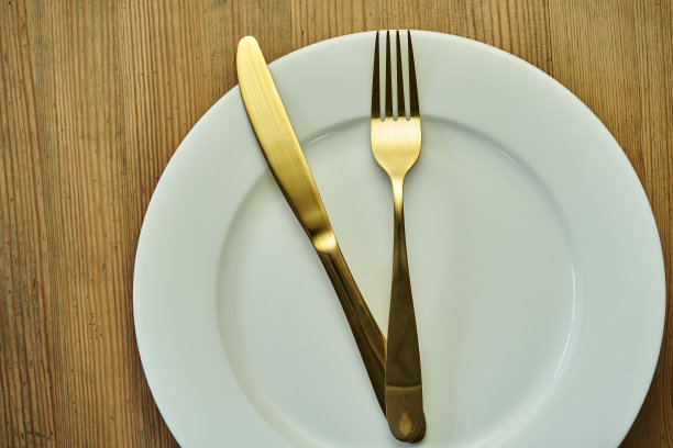 木制餐桌上的厨房餐具和餐盘图片下载