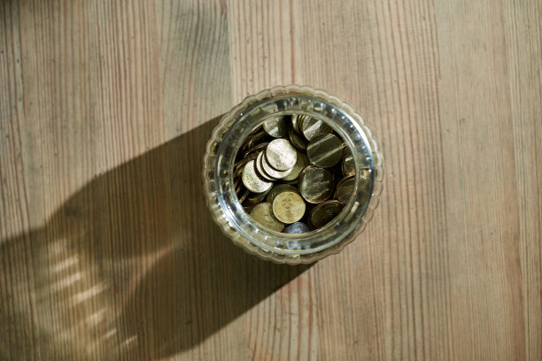 顶视图的储蓄罐与马来西亚货币在桌面上图片下载