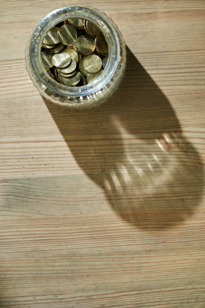顶视图的储蓄罐与马来西亚货币在桌面上图片下载