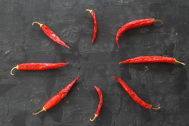 黑色背景上是新鲜的红辣椒，成熟的红辣椒。前视图。墨西哥菜。文本的空闲空间图片下载