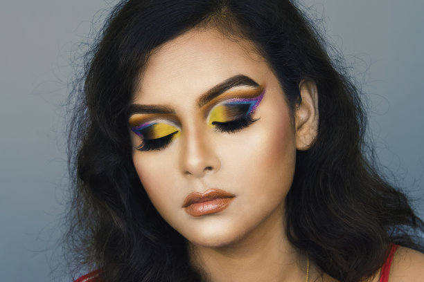 美丽的年轻有吸引力的女士摆姿势与高级时尚化妆特写美女股票照片图片下载