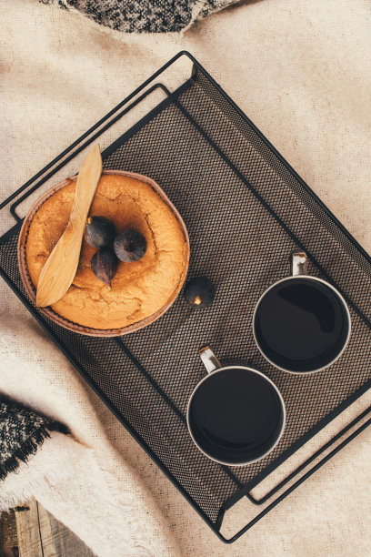 木桥上的两杯热茶。在湖边的秋天森林里惬意的秋天野餐。图片下载