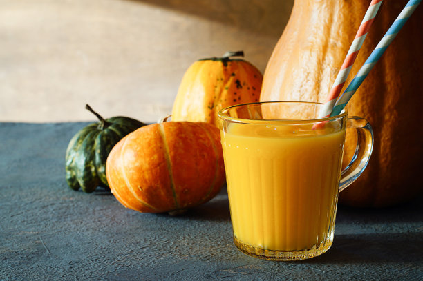 南瓜汁和南瓜。图片下载