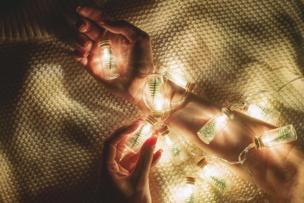 复古的圣诞树装饰上的武器女人。图片下载