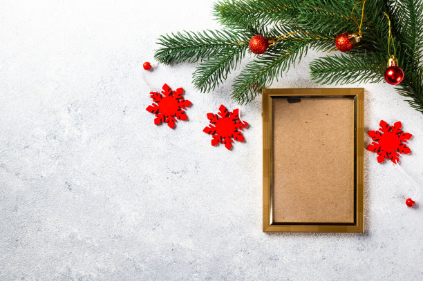 圣诞节照片框架模拟模板装饰在光的背景。从以上观点。新年模型。新年作文与香槟瓶和装饰。新2022年图片下载