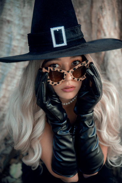 金发女人戴着女巫帽图片下载