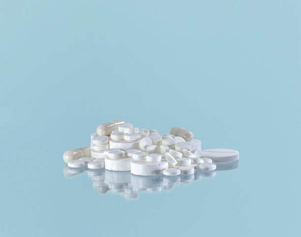 药丸山在中心的蓝色背景。图片下载