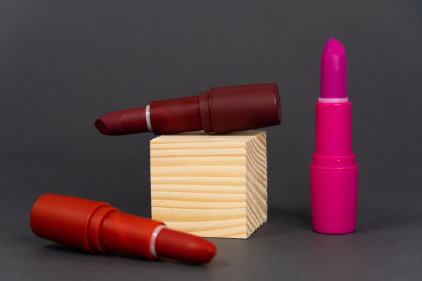 口红奢侈品照片。最经典的口红颜色是深红色、亮粉色和深灰色背景下的鲜红色图片下载