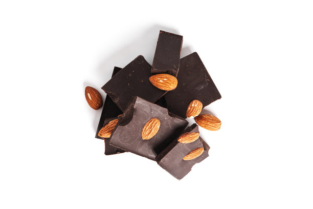 黑巧克力与可可和整个杏仁孤立在一个白色的背景图片下载