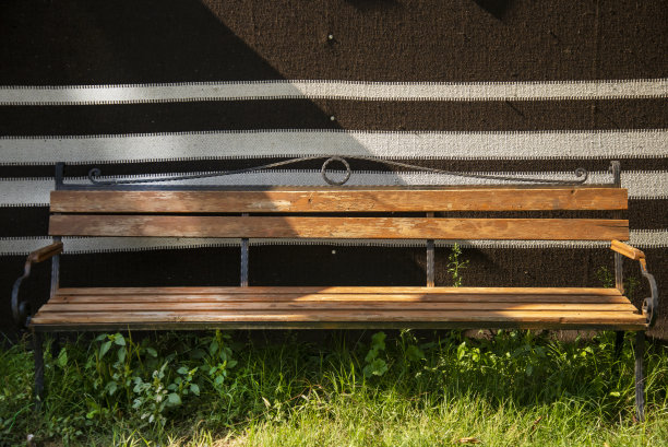 黑色帐篷前的长凳站在草地上图片下载