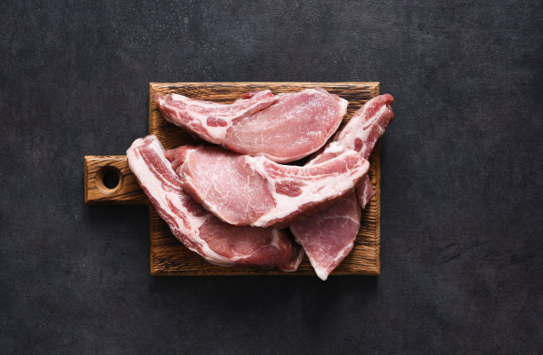 黑板上放着生猪肉排。前视图。新鲜的肉,“nEntrecote。边缘。图片下载