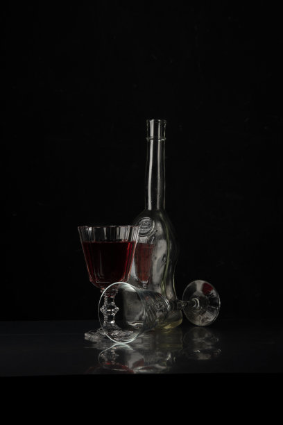 酒杯和酒瓶图片下载