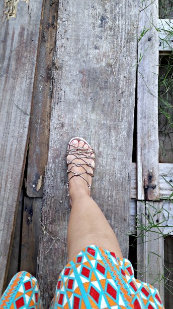 小心地走过一座木桥图片下载