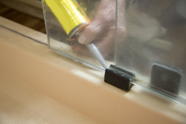 水管工或房主自己动手修理漏水的淋浴门。图片下载