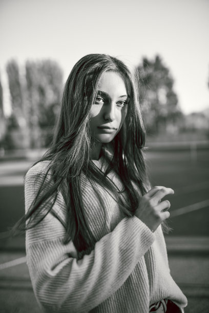 女性美在公园放松的室外景观图片下载