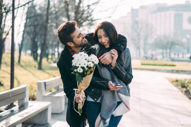 幸福的情侣约会图片下载